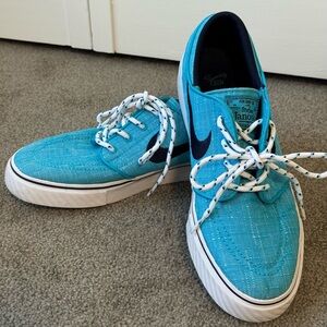 Nike Youth 7 (8.5 women’s) Turquoise Blue Skate Shoes